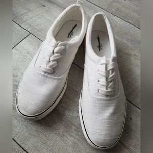 Universal Thread- Women's Molly Vulcanized Lace-Up Sneakers, White size 9